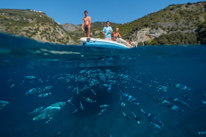 Experiencia de paseo en barco al atardecer en Cinque Terre con aperitivo y baño.