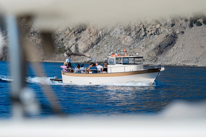 Experiencia de paseo en barco al atardecer en Cinque Terre con aperitivo y baño.