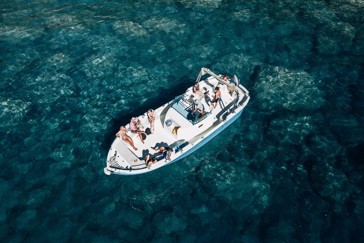 Experiencia de paseo en barco al atardecer en Cinque Terre con aperitivo y baño.