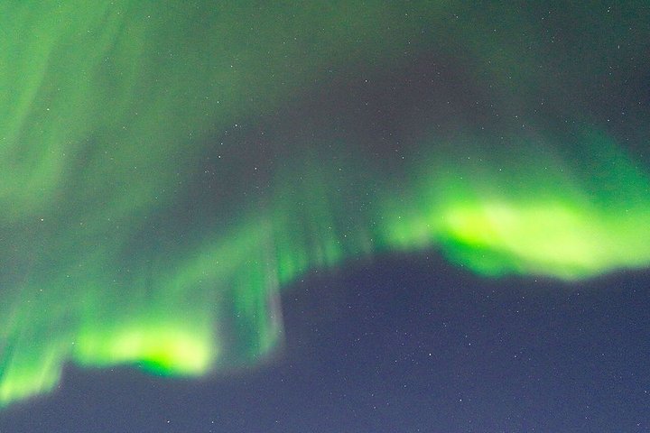 Liten gruppjakt på norrsken med lägereldsmiddag och foton