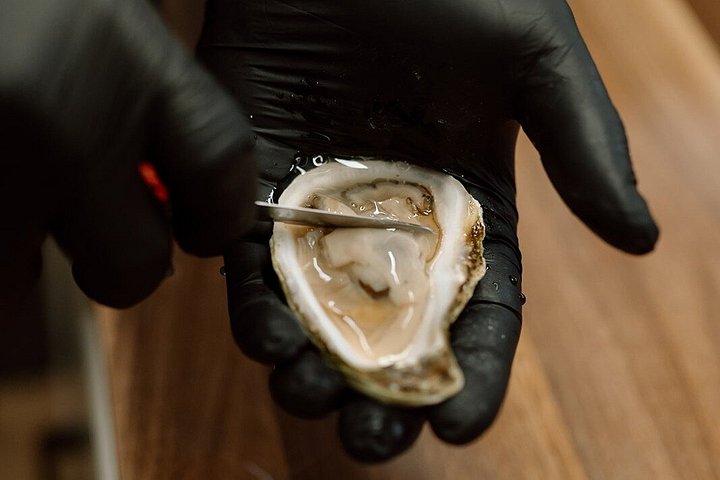 SIP & SHUCK - Oyster Shucking Class/ A pochi passi dalle navi da crociera