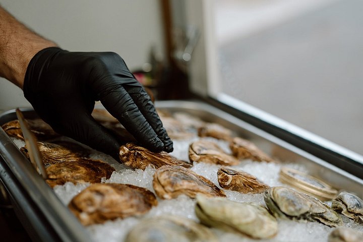 SIP & SHUCK - Oyster Shucking Class/ A pochi passi dalle navi da crociera