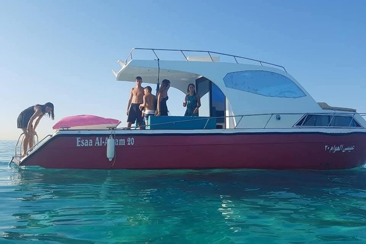 Privat båd , fiskeri , snorkling , delfiner & frokost – Hurghada