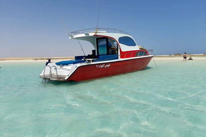 Privat båd , fiskeri , snorkling , delfiner & frokost – Hurghada