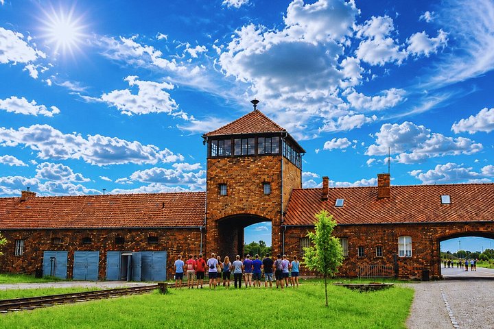 アウシュビッツ・ビルケナウと塩鉱山日帰りツアー(ホテル送迎付き)
