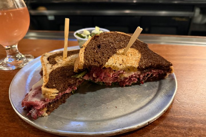Raleigh : tour gastronomico del distretto dei magazzini con 5 degustazioni e barbecue