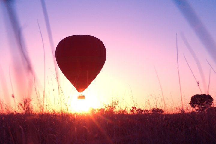 Globo aerostático a primera hora de la mañana en Alice Springs
