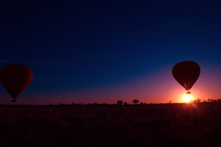 Globo aerostático a primera hora de la mañana en Alice Springs