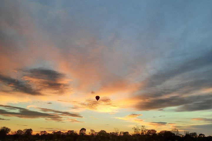 Globo aerostático a primera hora de la mañana en Alice Springs