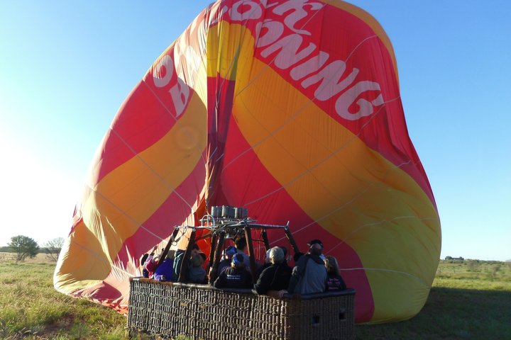Globo aerostático a primera hora de la mañana en Alice Springs
