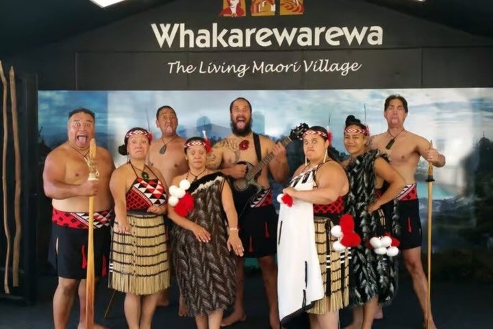Desde Hamilton Almuerzo en el pueblo maorí y cuevas Waitomo