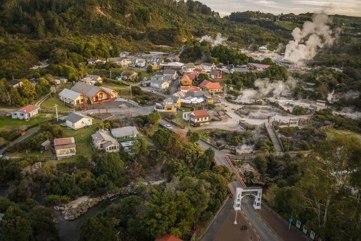 Desde Hamilton Almuerzo en el pueblo maorí y cuevas Waitomo
