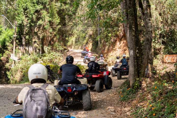 Escapade exclusive en montagne : Excursion en quad au départ de Medellín avec déjeuner