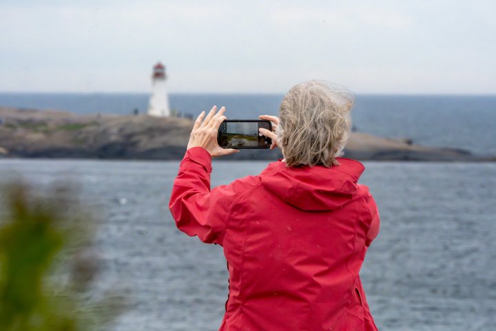 Halifax Premium Tour: Peggy's Cove, Citadel & Titanic Cemetery