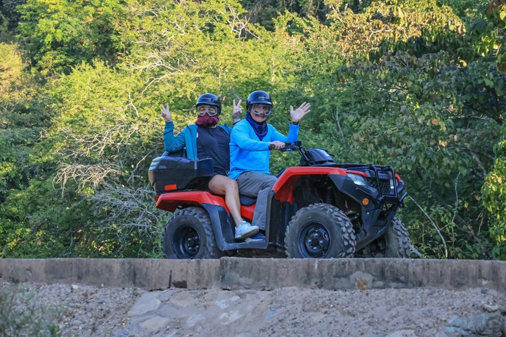 Tour privado en Cuatrimoto con cascada y degustación de Tequila