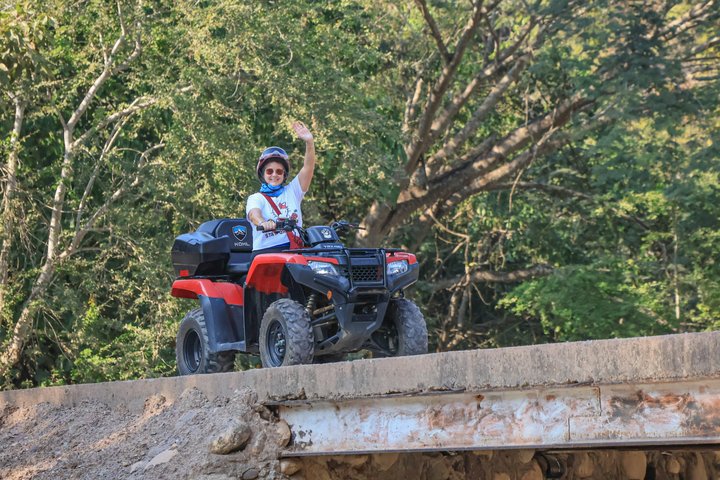 Tour privado en Cuatrimoto con cascada y degustación de Tequila