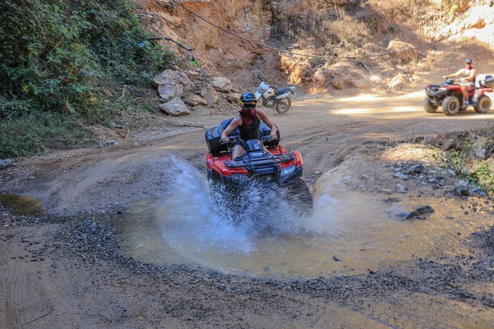 Tour privado en Cuatrimoto con cascada y degustación de Tequila