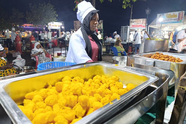Tour a piedi serale di Stone Town con visita ai mercati alimentari
