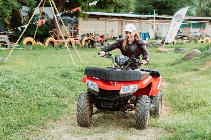 滝とビューポイントを巡るチェンライATVジャングルアドベンチャー