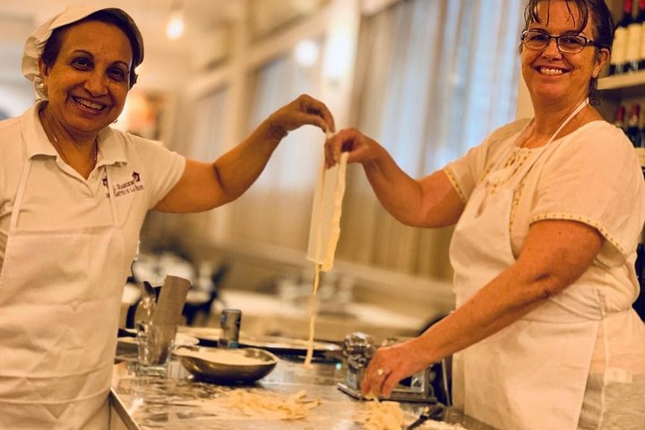 Bologna: Pasta en Tiramisu Kleine Groep Kookles met Wijn