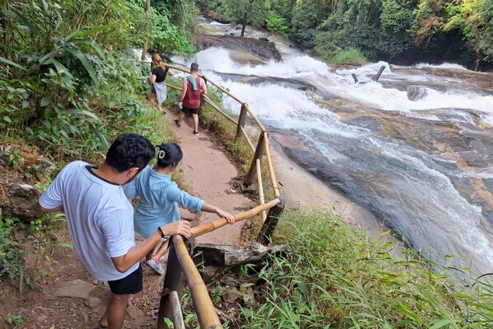 3 em 1: Excursão Doi Inthanon, Santuário de Elefantes e Trilha de Trekking