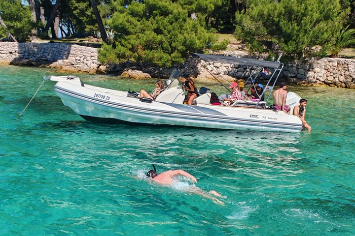 Zadar: Tour en barco en grupo pequeño con bebidas y snorkel
