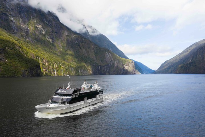Tour de Milford Sound con autocar de techo de cristal y crucero desde Te Anau
