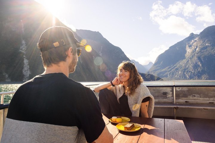 Tour de Milford Sound con autocar de techo de cristal y crucero desde Te Anau
