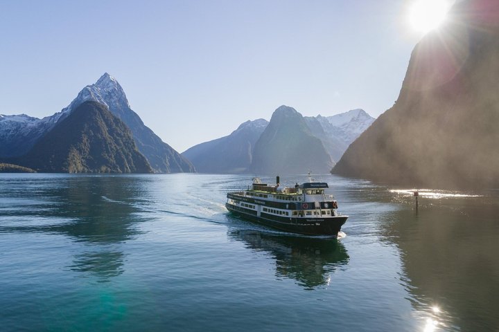Tour de Milford Sound con autocar de techo de cristal y crucero desde Te Anau