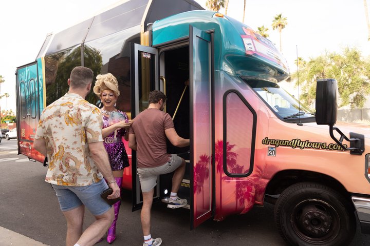 Drag Queen organiseerde een bustour door Palm Springs