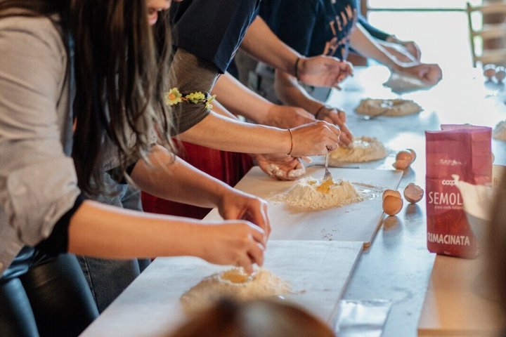 Clase privada de cocina toscana y vino en Chianti con Diana