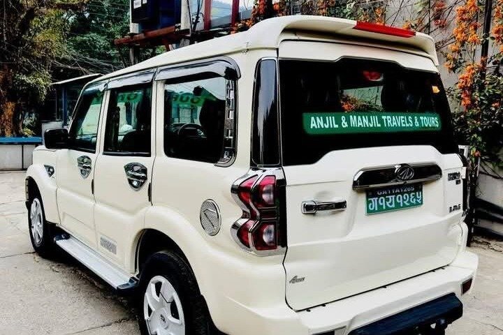 Pokhara naar Kathmandu Privétour met luxe auto en jeep
