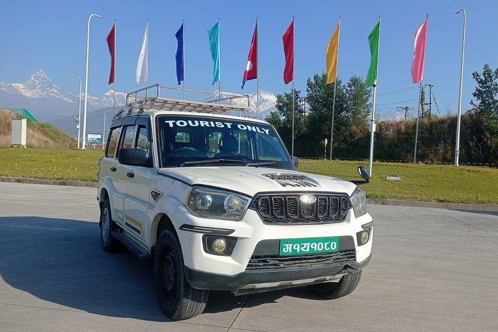 Pokhara naar Kathmandu Privétour met luxe auto en jeep