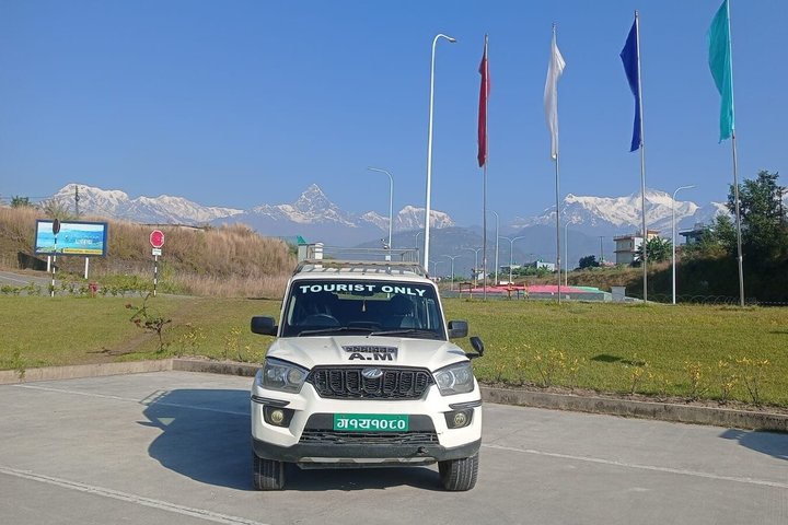 Pokhara naar Kathmandu Privétour met luxe auto en jeep