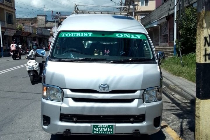 Pokhara naar Kathmandu Privétour met luxe auto en jeep