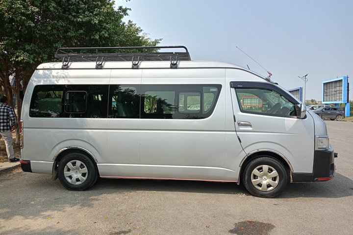 Pokhara naar Kathmandu Privétour met luxe auto en jeep