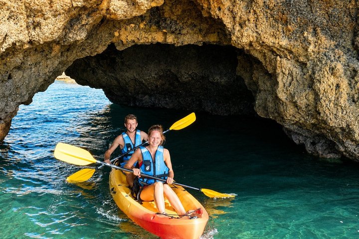 Albufeira : Grotte marine e spiagge nascoste Tour guidato in kayak