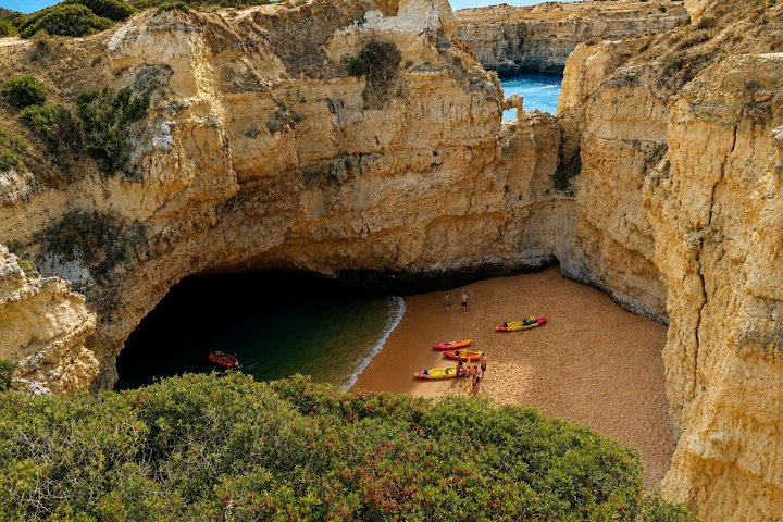 Albufeira : Grotte marine e spiagge nascoste Tour guidato in kayak