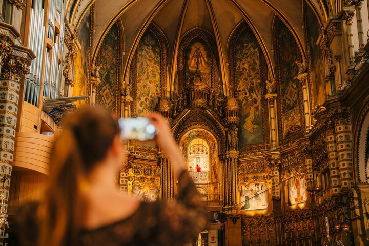 Montserrat, Girona & Costa Brava Guided Day Trip from Barcelona