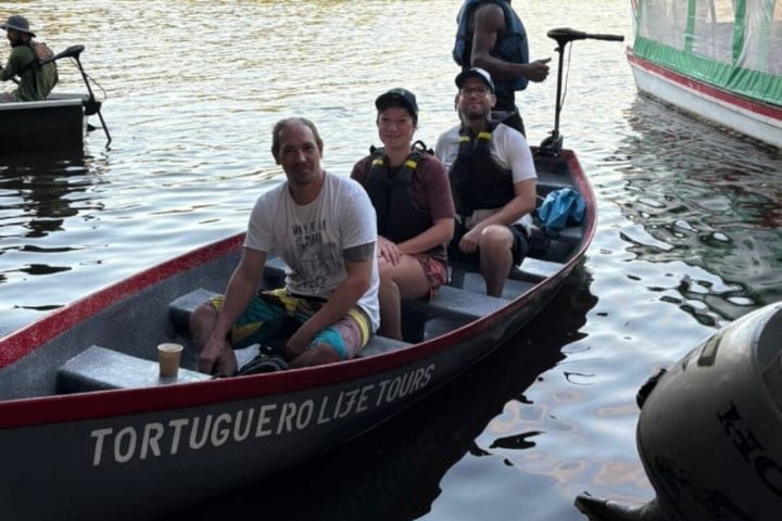 Tortuguero-Tour auf den Kanälen im Kanu mit Elektromotor