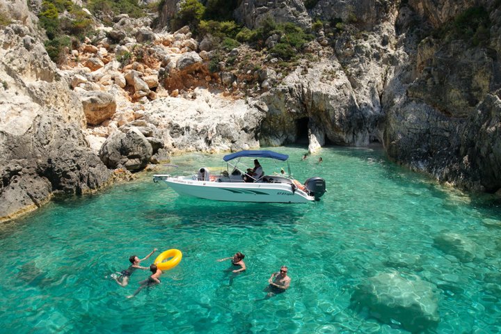 Tour esclusivo del relitto e delle grotte blu: fino a 10 ospiti