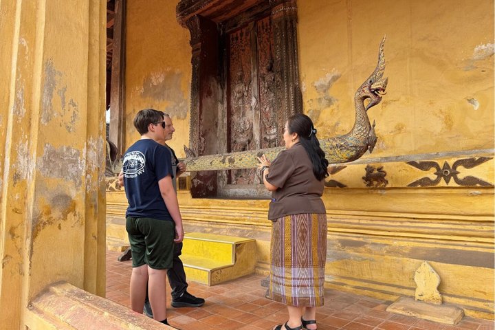 Vientiane: 100% Private & Personalized City Tour with Car & Guide
