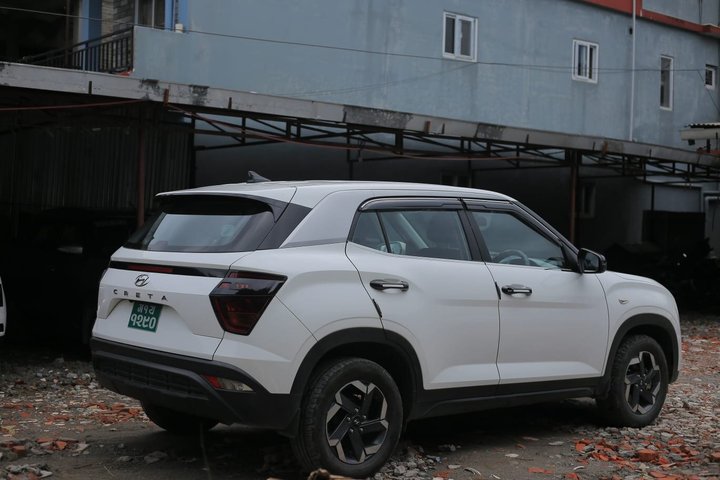 Pokhara naar Kathmandu Privétour met luxe auto en jeep