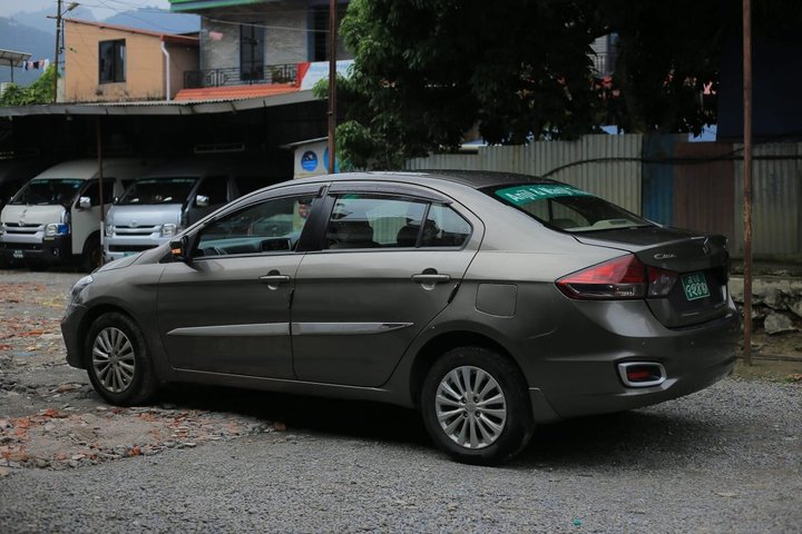 Pokhara naar Kathmandu Privétour met luxe auto en jeep