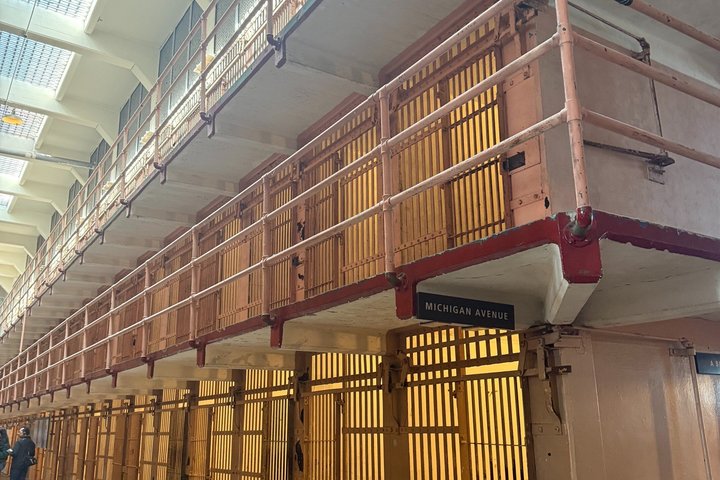 Tour interior de Alcatraz con ferry, audio gratuito y opción nocturna