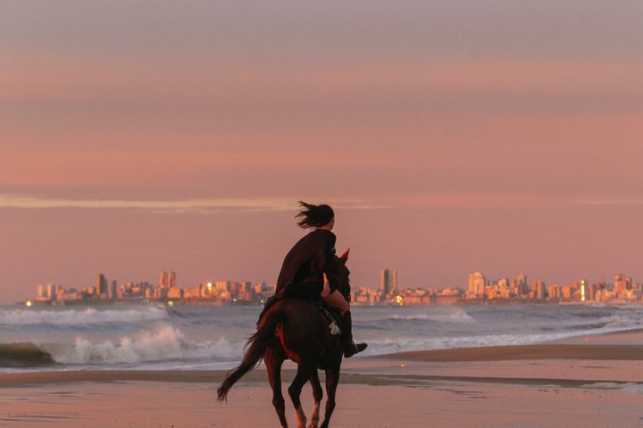 Paseo a caballo con vista al océano al amanecer en Mar del Plata