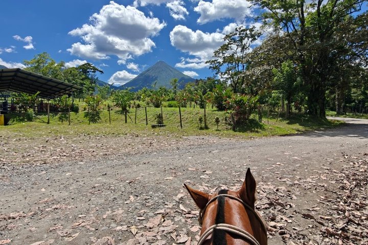 Equitazione a La Fortuna Waterfall