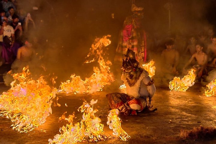 Kecak Fire Dance billet og Uluwatu solnedgang tur inkluderet