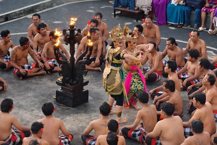 Kecak Fire Dance billet og Uluwatu solnedgang tur inkluderet