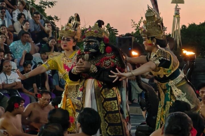 Kecak Fire Dance billet og Uluwatu solnedgang tur inkluderet